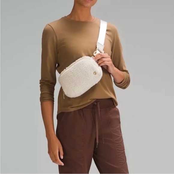 New! Lululemon Everywhere Belt Bag Fleece Large 1L One Size (White Opal/Gold) - Picture 3 of 7